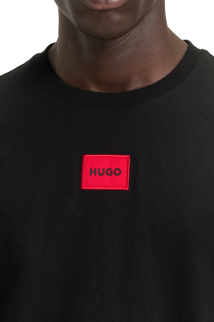 טי שירט HUGO שחורה לגבר גזרה רגילה עם לוגו מודפס בחזה