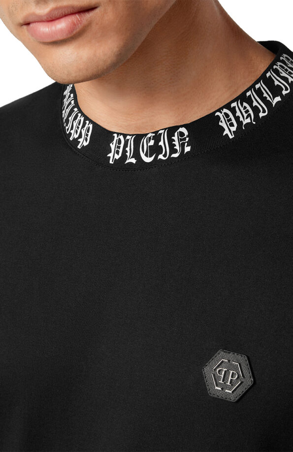 טי שירט שחורה GOTHIC NECK
