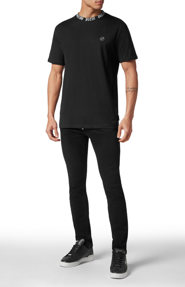 טי שירט שחורה GOTHIC NECK