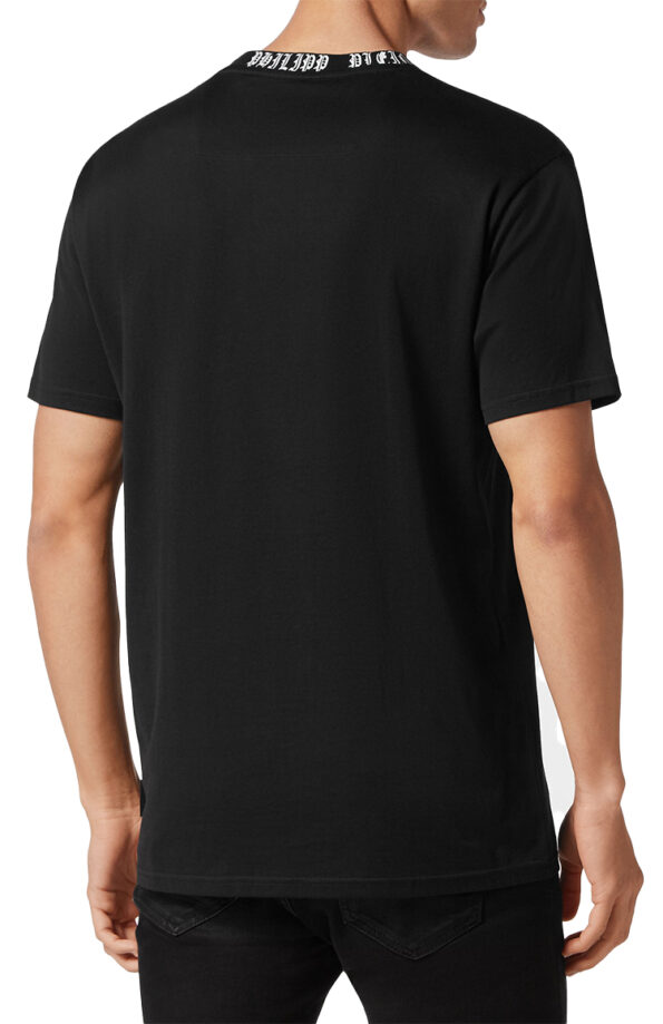 טי שירט שחורה GOTHIC NECK