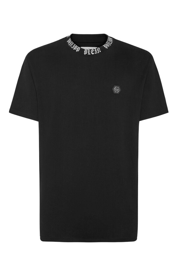 טי שירט שחורה GOTHIC NECK