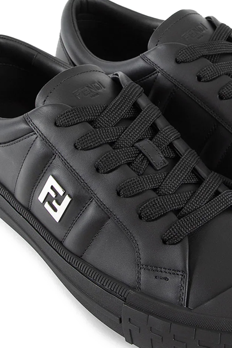 סניקרס עור שחורות פנדי FENDI עיצוב פאנלים סוליית גומי יוקרתית