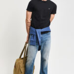 טי שירט שחורה Slim Fit Shield