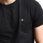 טי שירט שחורה Slim Fit Shield