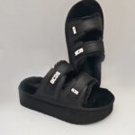 כפכפי פלטפורמה GCDS שחור דגם Furry Slides פרווה סוליה 5 ס”מ רצועות לוגו וכרית עקב