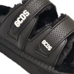 כפכפי פלטפורמה GCDS שחור דגם Furry Slides פרווה סוליה 5 ס”מ רצועות לוגו וכרית עקב