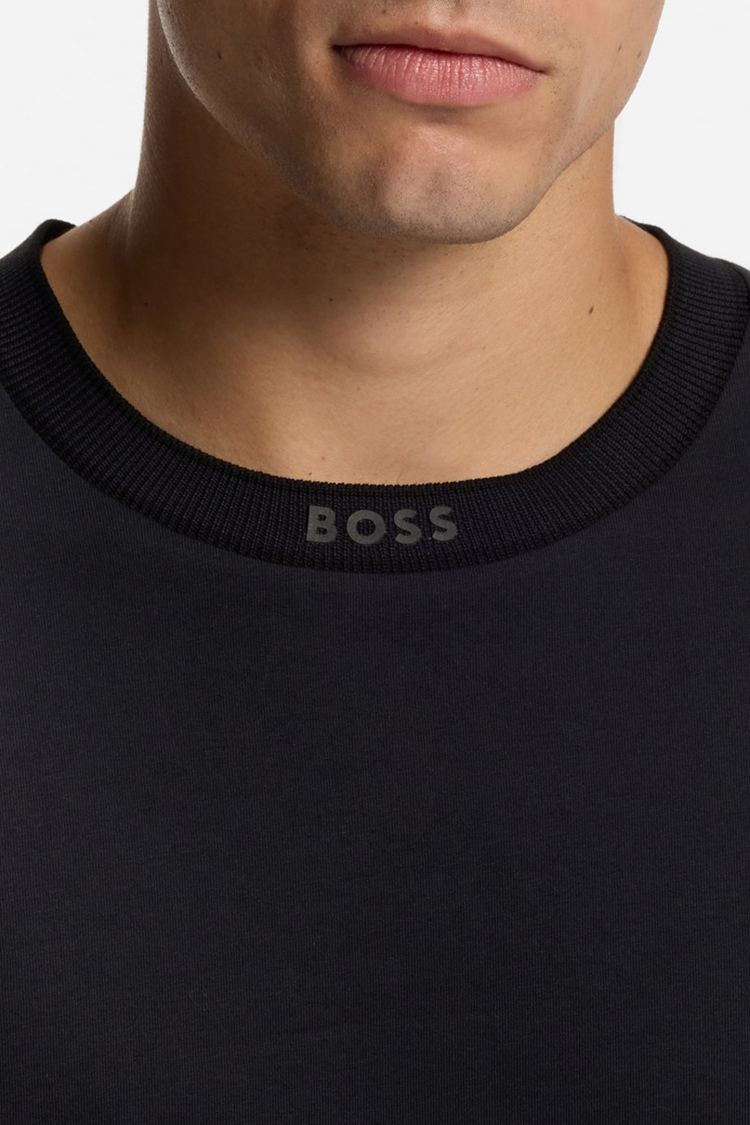 חולצת בוס BOSS עם כיתוב לוגו על צווארון גומי