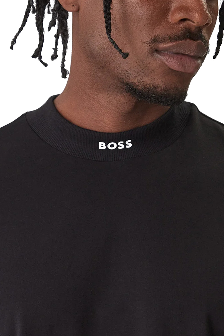 חולצת בוס BOSS עם כיתוב לוגו על צווארון גומי