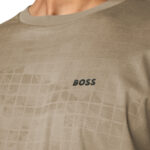 חולצת טי שירט BOSS לגבר בגזרה נינוחה עם הדפס גיאומטרי בצבע קרם