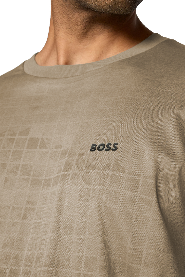 חולצת טי שירט BOSS לגבר בגזרה נינוחה עם הדפס גיאומטרי בצבע קרם
