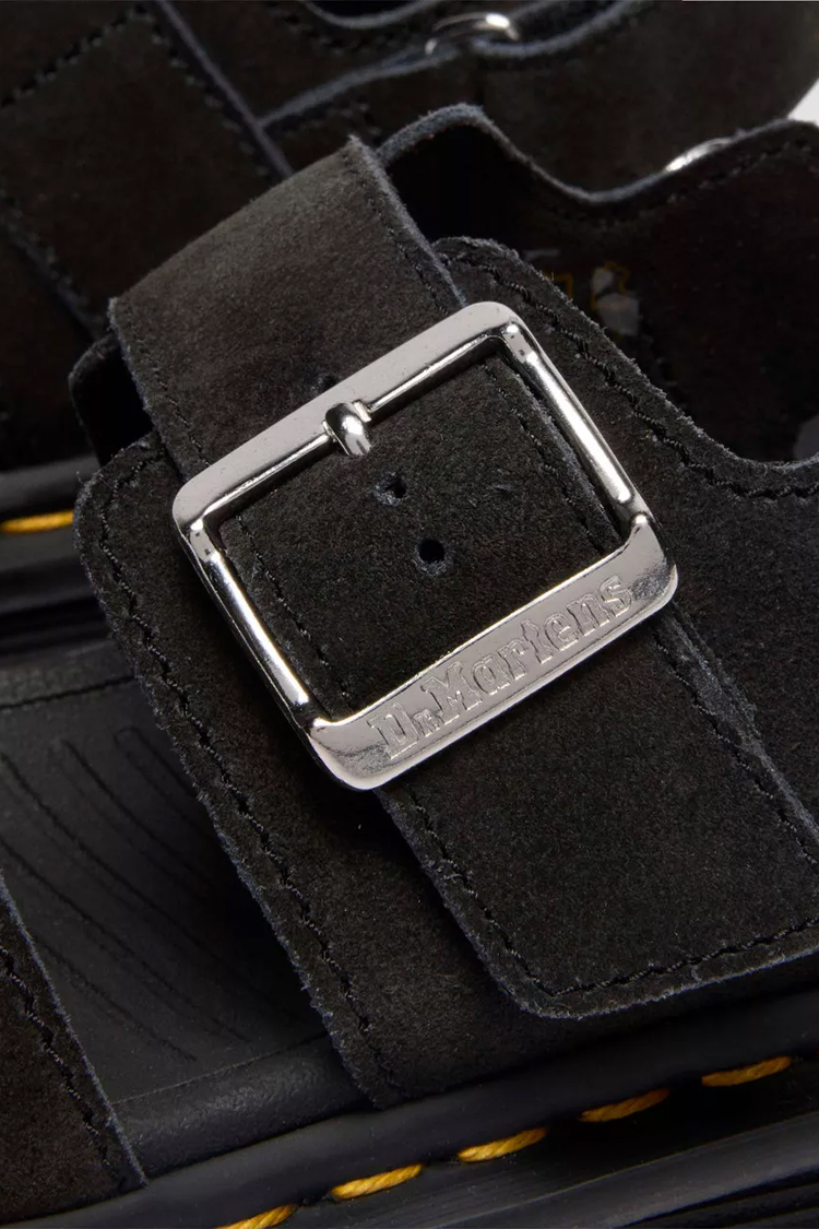 סנדלי דר מרטינס Dr. Martens זמש בצבע שחור עם סוליה קלה