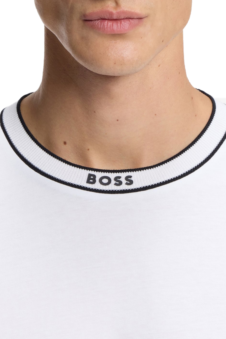 חולצת בוס BOSS לבנה עם כיתוב לוגו על צווארון