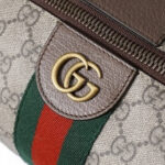 תיק רחצה גוצ’י Gucci דגם GG Supreme עם רצועת מותג ועיטורי עור