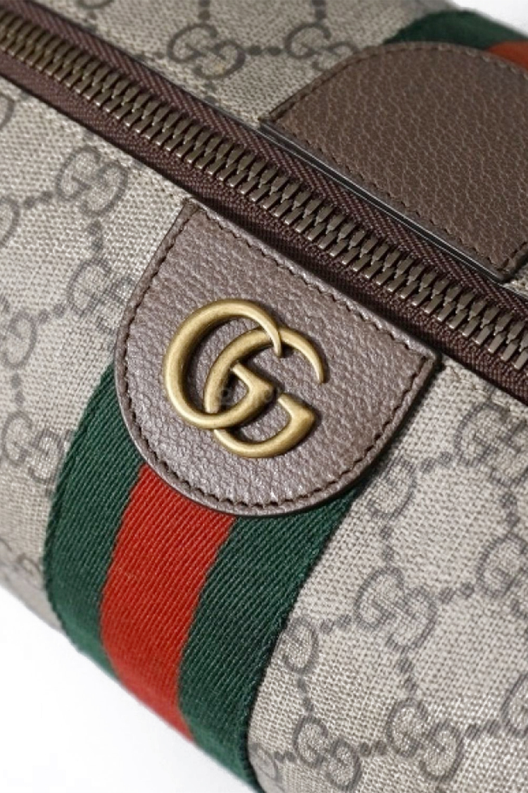 תיק רחצה גוצ’י Gucci דגם GG Supreme עם רצועת מותג ועיטורי עור