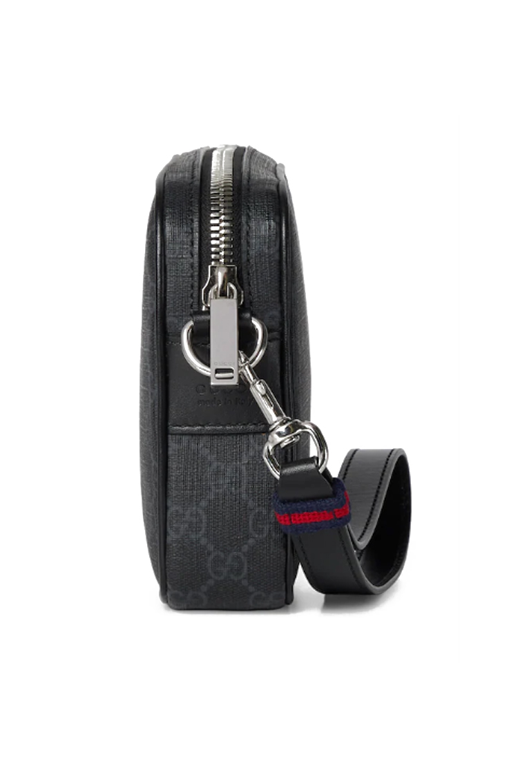 תיק נשיאה גוצ’י Gucci דגם GG Supreme עם רצועת יד ועיטורי עור