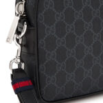 תיק נשיאה גוצ’י Gucci דגם GG Supreme עם רצועת יד ועיטורי עור