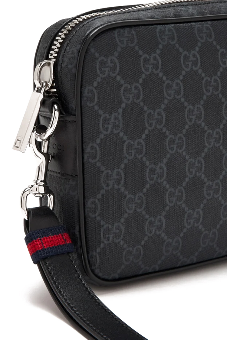 תיק נשיאה גוצ’י Gucci דגם GG Supreme עם רצועת יד ועיטורי עור