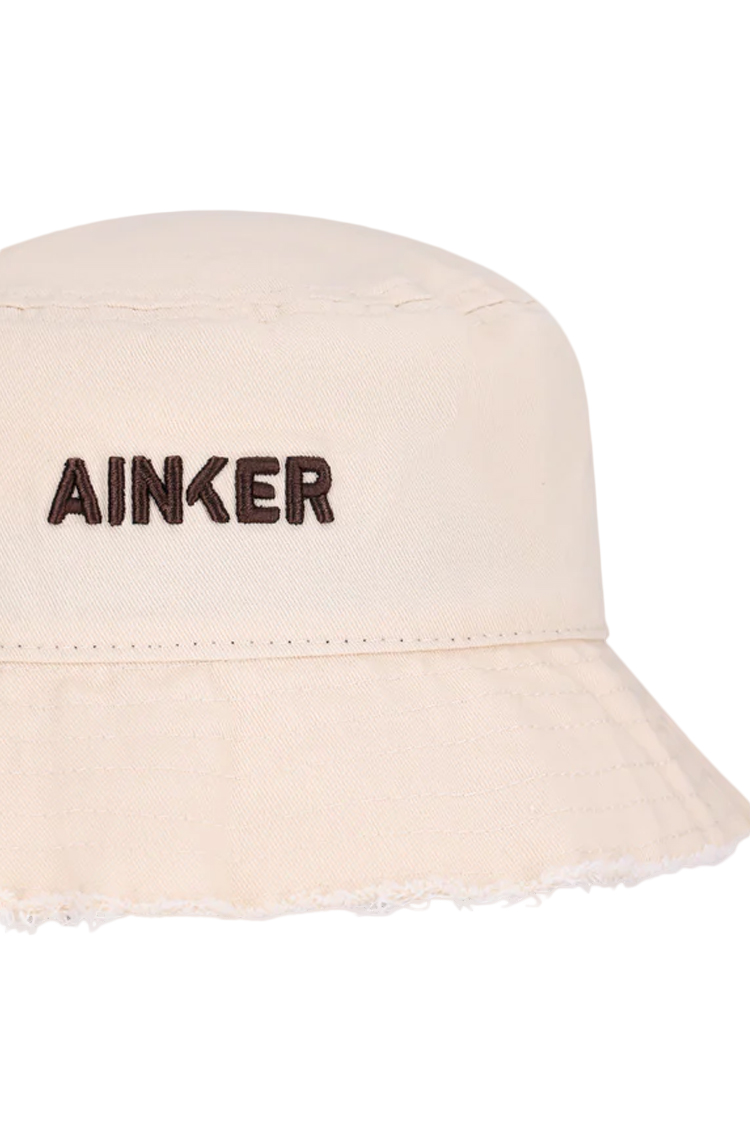 כובע באקט AINKER אוף וויט דהוי עם קצוות פרומים ולוגו רקום בחזית