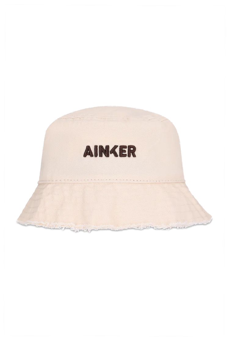 כובע באקט AINKER אוף וויט דהוי עם קצוות פרומים ולוגו רקום בחזית