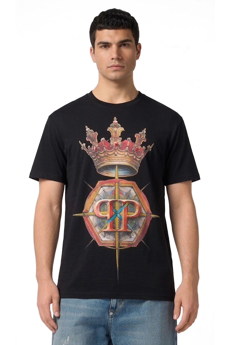 טי שירט פיליפ פליין Philipp Plein בצבע שחור עם הדפס כתר יוקרתי ופאץ' לוגו בעורף
