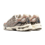 נעלי סניקרס אסיקס ASICS אפור בז’ דגם GEL-NYC עם טכנולוגיית ג’ל ועיצוב בד רשת