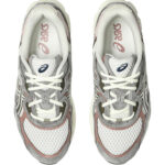 נעלי סניקרס אסיקס ASICS אפור בז’ דגם GEL-NYC עם טכנולוגיית ג’ל ועיצוב בד רשת