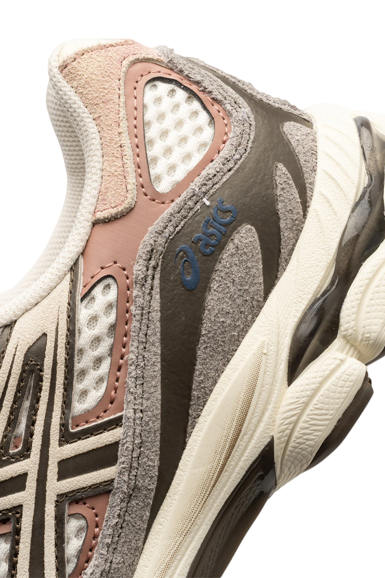 נעלי סניקרס אסיקס ASICS אפור בז' דגם GEL-NYC עם טכנולוגיית ג'ל ועיצוב בד רשת