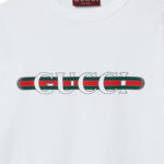 טי שירט גוצ’י GUCCI לבנה אוברסייז עם הדפס לוגו גדול כותנה איכותית