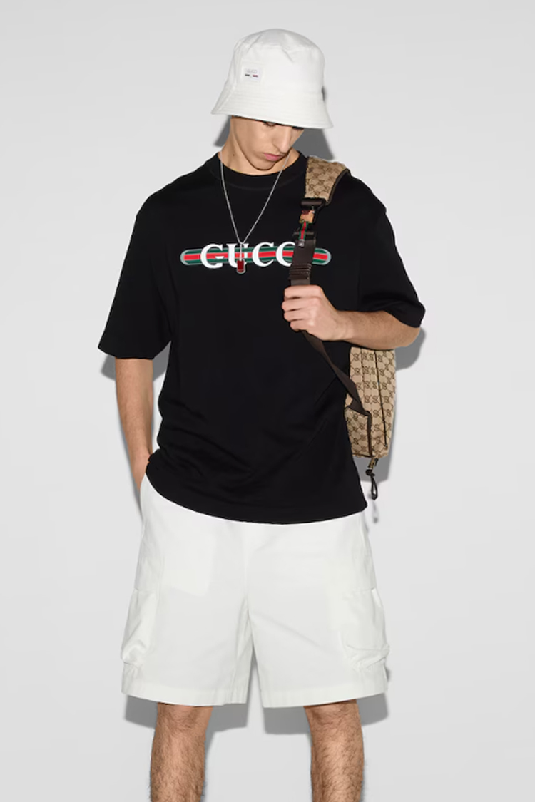טי שירט גוצ’י GUCCI שחורה אוברסייז עם הדפס לוגו גדול כותנה איכותית