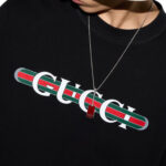 טי שירט גוצ’י GUCCI שחורה אוברסייז עם הדפס לוגו גדול כותנה איכותית