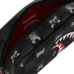 קלמר ספרייגראונד Sprayground שחור אפור משובץ דמוי עור עם תבליט כריש