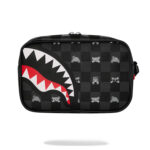 תיק רחצה ספרייגראונד Sprayground שחור אפור משובץ עם גרפיקה צבעונית וגימור דמוי עור