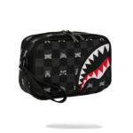 תיק רחצה ספרייגראונד Sprayground שחור אפור משובץ עם גרפיקה צבעונית וגימור דמוי עור