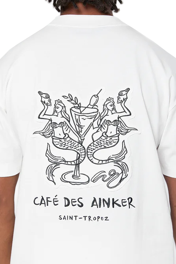 טי שירט אינקר AINKER לבנה רקמת CAFE DES AINKER גב וחזה כותנה איכותית
