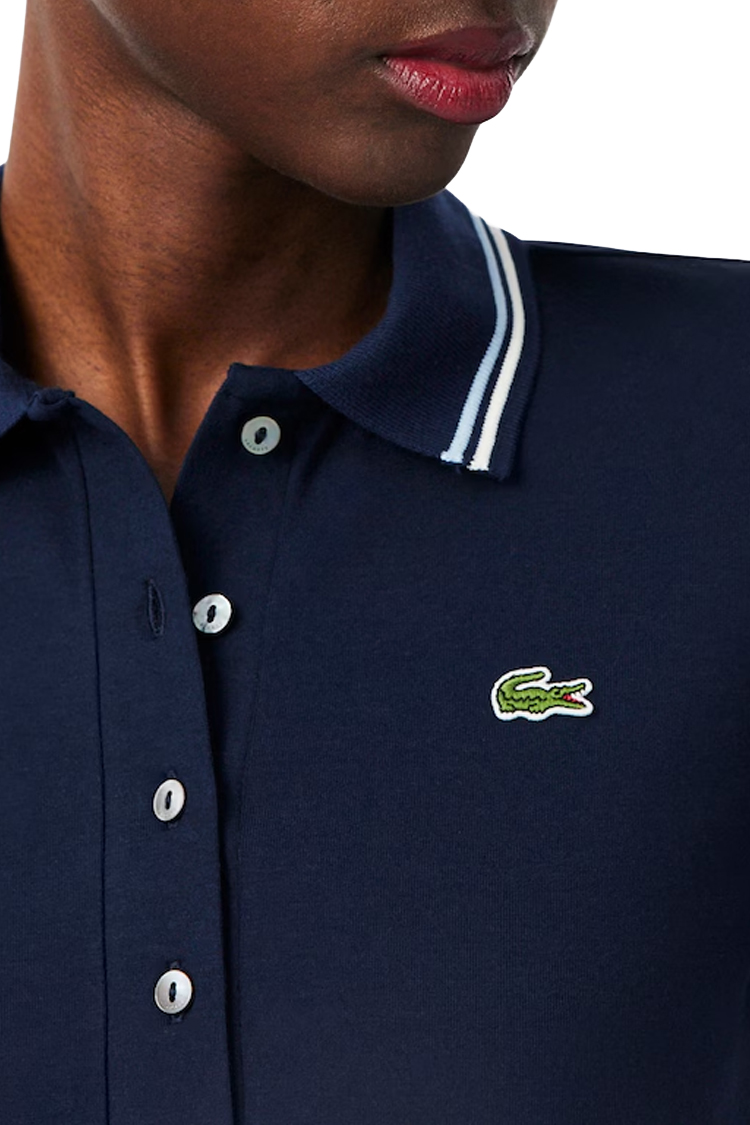 חולצת פולו לקוסט Lacoste סלים פיט כחולה לנשים עם לוגו רקום ופסי צבע בצווארון