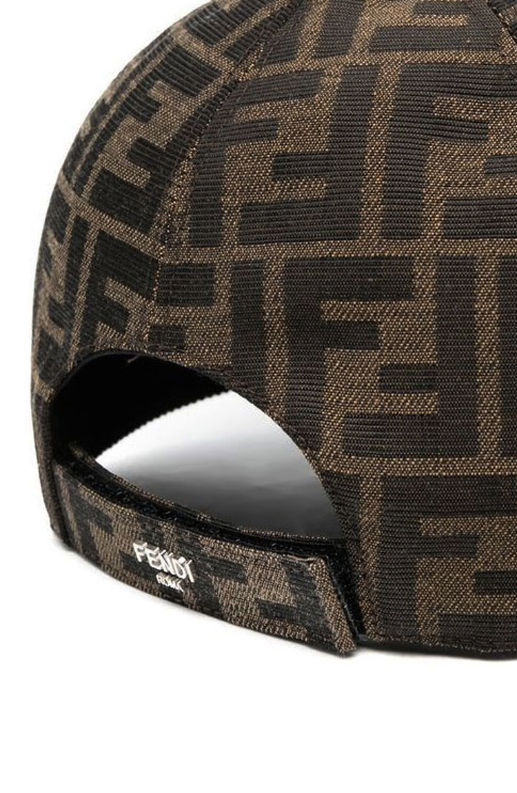 ובע פנדי חום FENDI עם רקמת לוגו ורצועה מתכווננת עיצוב יוקרתי