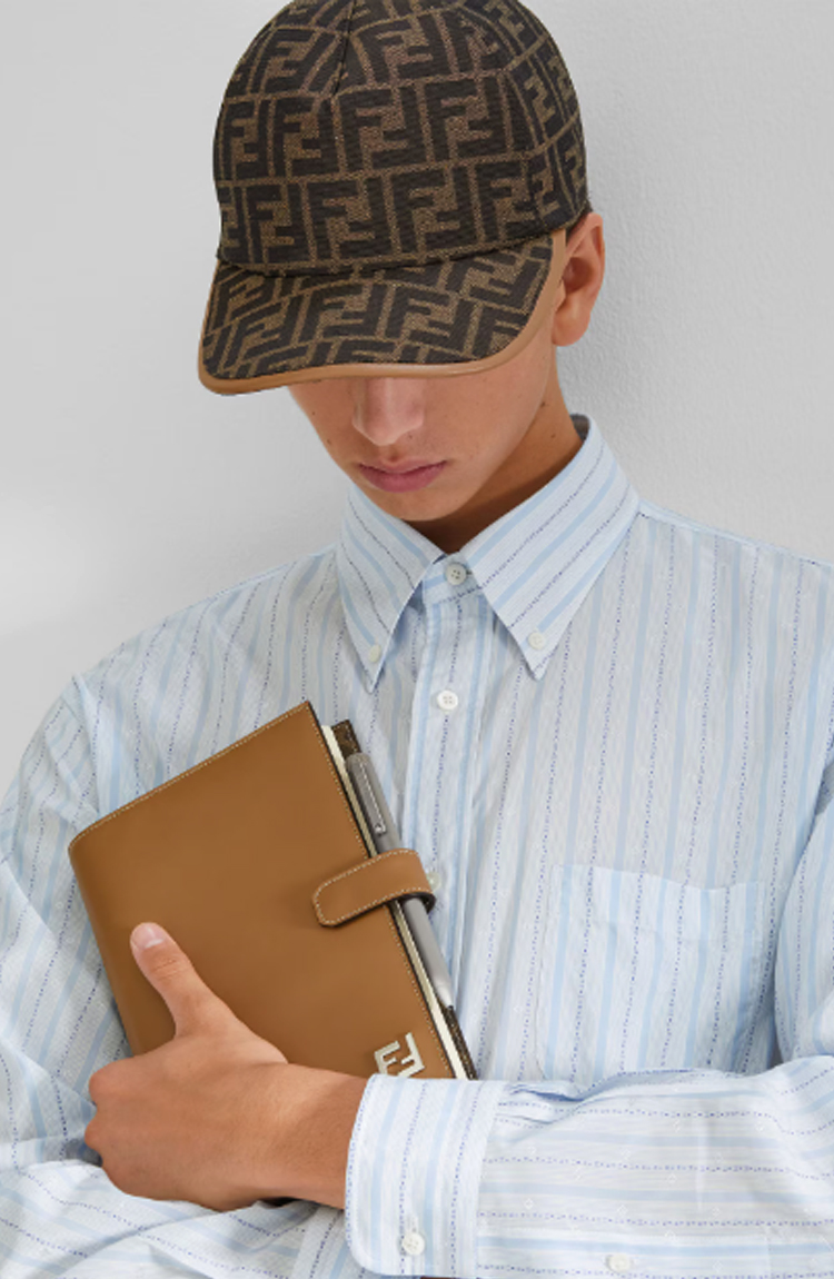 ובע פנדי חום FENDI עם רקמת לוגו ורצועה מתכווננת עיצוב יוקרתי