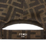 ובע פנדי חום FENDI עם רקמת לוגו ורצועה מתכווננת עיצוב יוקרתי