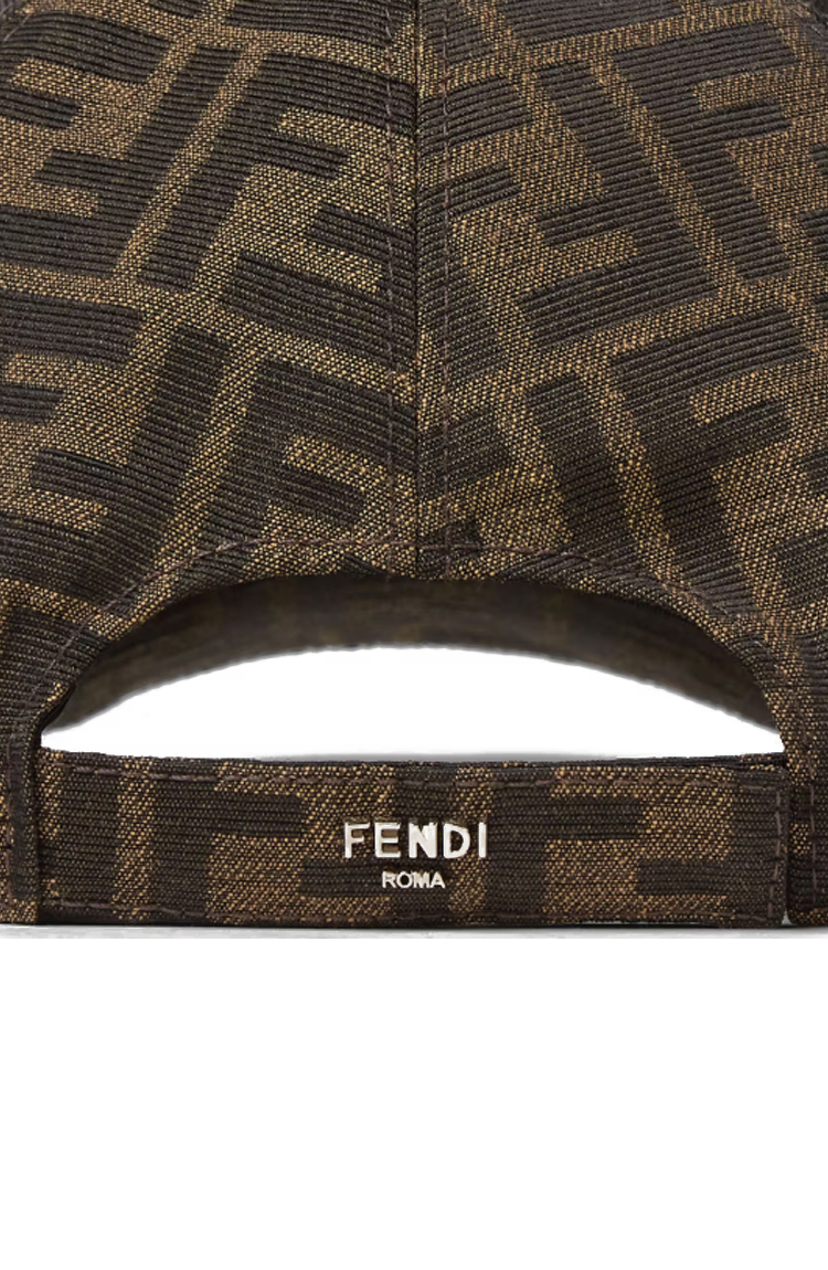 ובע פנדי חום FENDI עם רקמת לוגו ורצועה מתכווננת עיצוב יוקרתי