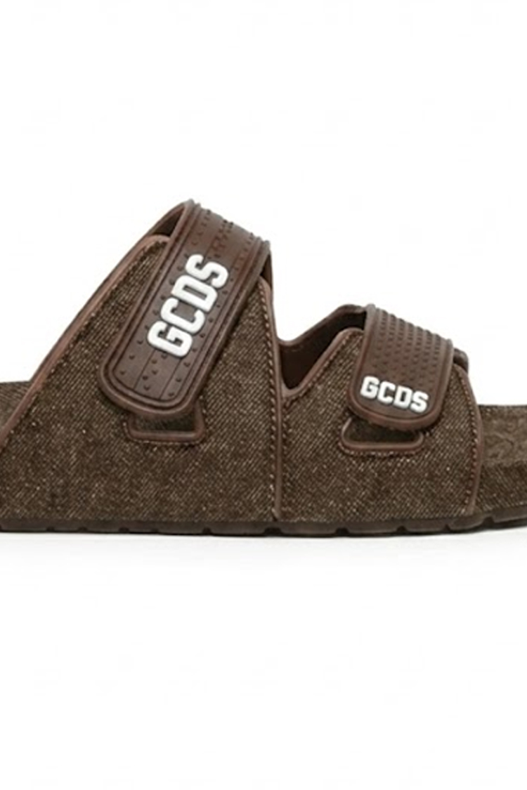 כפכפי GCDS ג'ינס חום עם רצועות מתכווננות וסוליית גומי עיצוב איטלקי