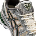 נעלי אסיקס ASICS GEL-KAYANO 12.1 אפור/קרם גברים סניקרס עיצוב מטאלי