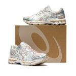 נעלי אסיקס ASICS GEL-KAYANO 12.1 בז’/קרם גברים סניקרס עיצוב מטאלי