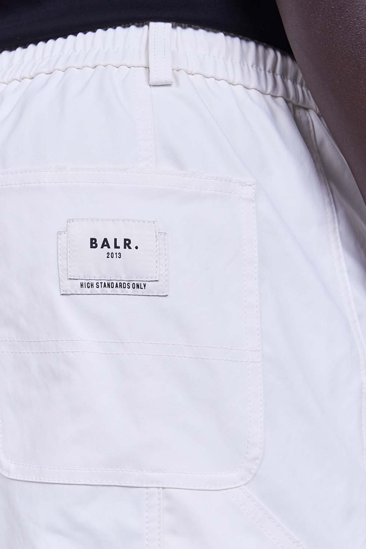 מכנסי ברמודה באלר BALR לבן גימור חצי מבריק גזרה נינוחה