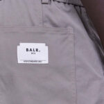 מכנסי ברמודה באלר BALR אפור גימור חצי מבריק גזרה נינוחה