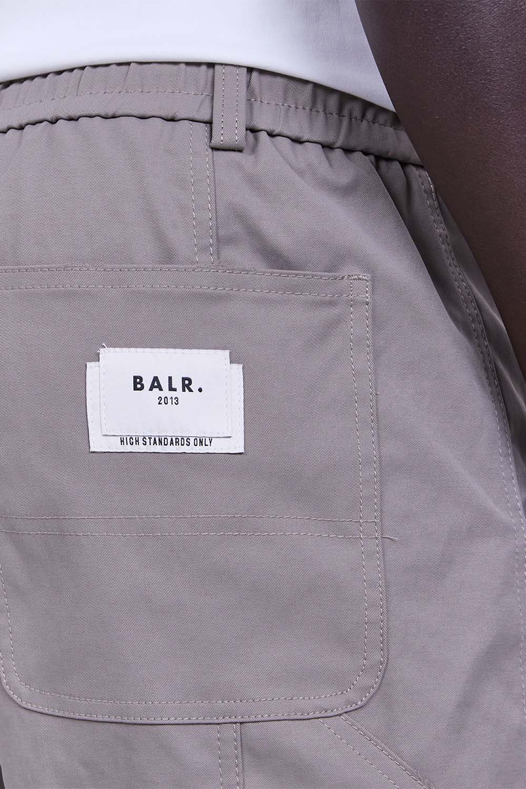 מכנסי ברמודה באלר BALR אפור גימור חצי מבריק גזרה נינוחה