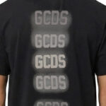 חולצה GCDS ג’י סי די אס שחורה גברים טי שירט גזרה נינוחה רקמה חזה הדפס לוגו גב דהוי חצי מבריק
