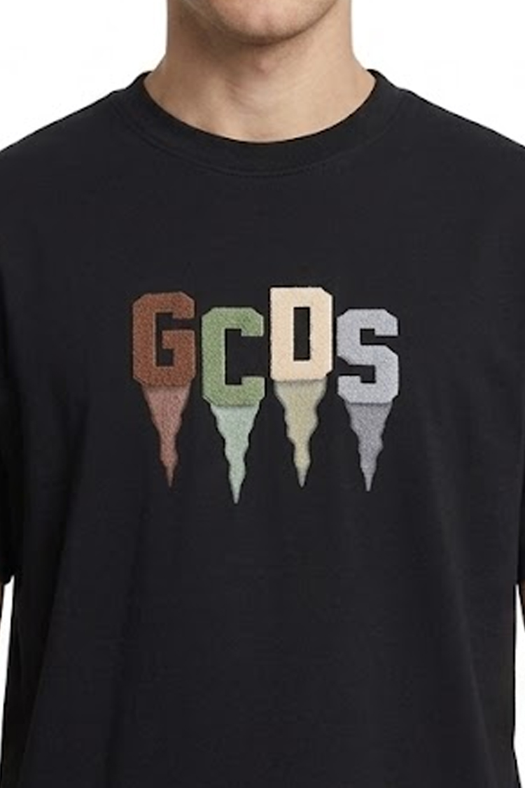 חולצה GCDS ג'י סי די אס שחורה גברים טי שירט גזרה נינוחה רקמה פרוותית לוגו חצי מבריק