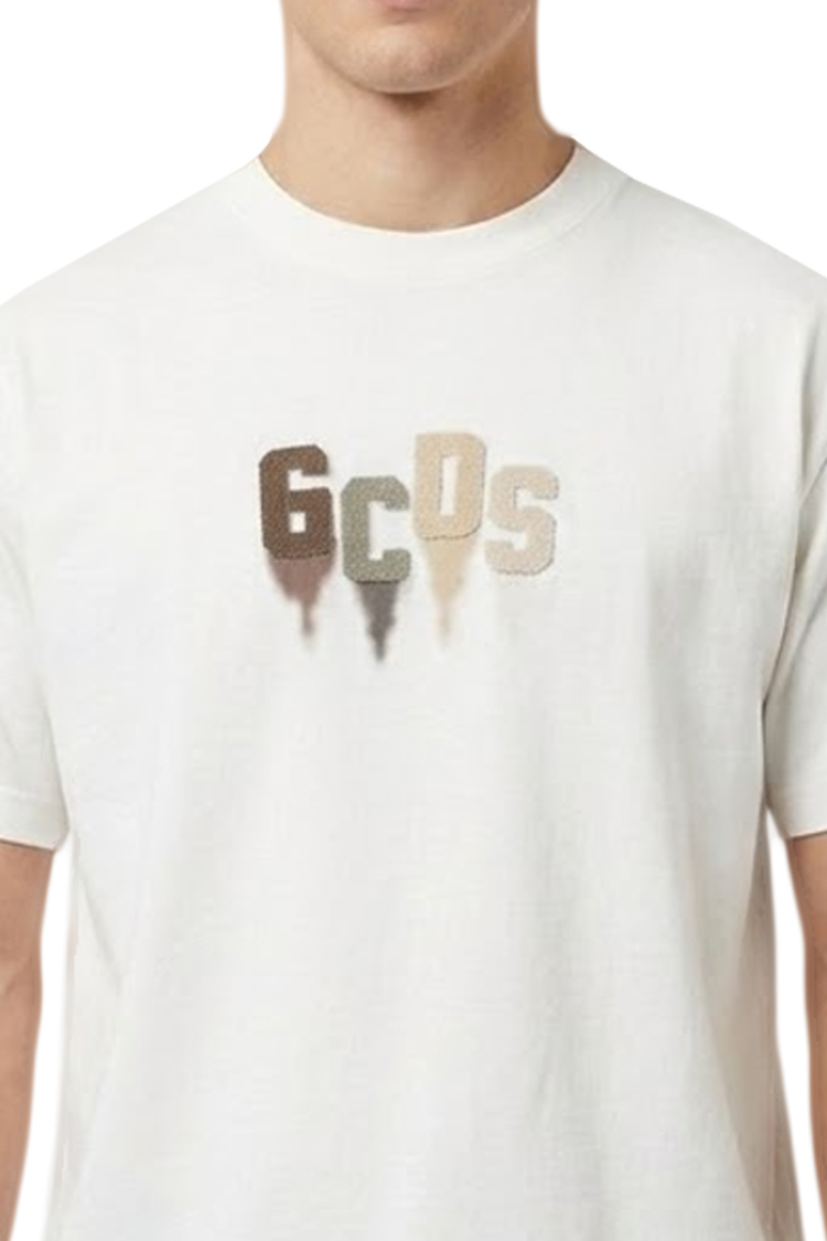 חולצה GCDS ג'י סי די אס לבנה גברים טי שירט גזרה נינוחה רקמה פרוותית לוגו חצי מבריק