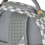 תיק גב ספרייגראונד SPRAYGROUND גברים נשים אפור לבן פוליויניל משובץ תבליט כריש דגם Embossed cream check תא למחשב