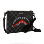 תיק קלאץ ספרייגראונד SPRAYGROUND שחור אפור פוליויניל דמוי עור רצועה מתכווננת כריש דגם 4am red shark
